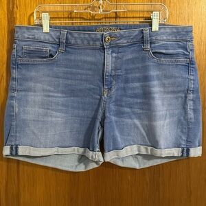 Arizona Jean Shorts. Size: 17